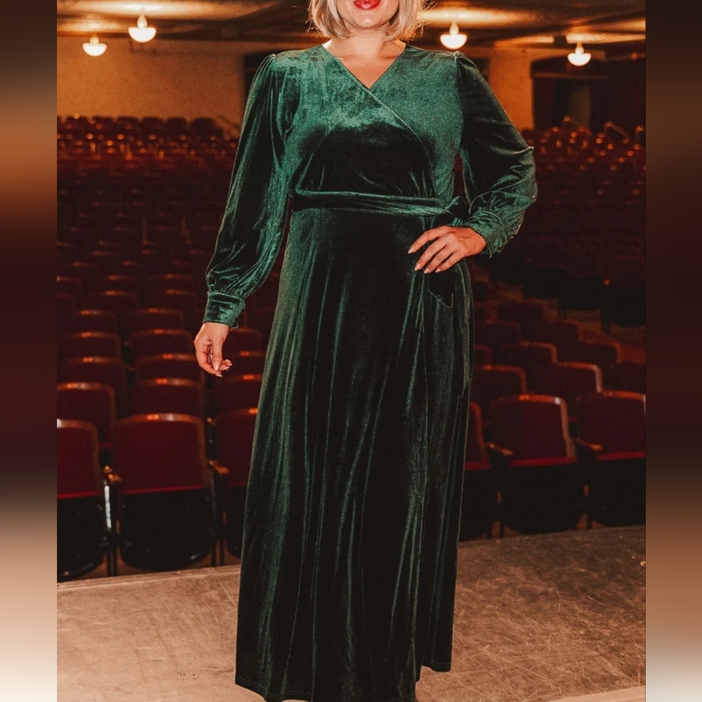 Ivy City Co Emerald green velvet dress Size 2X